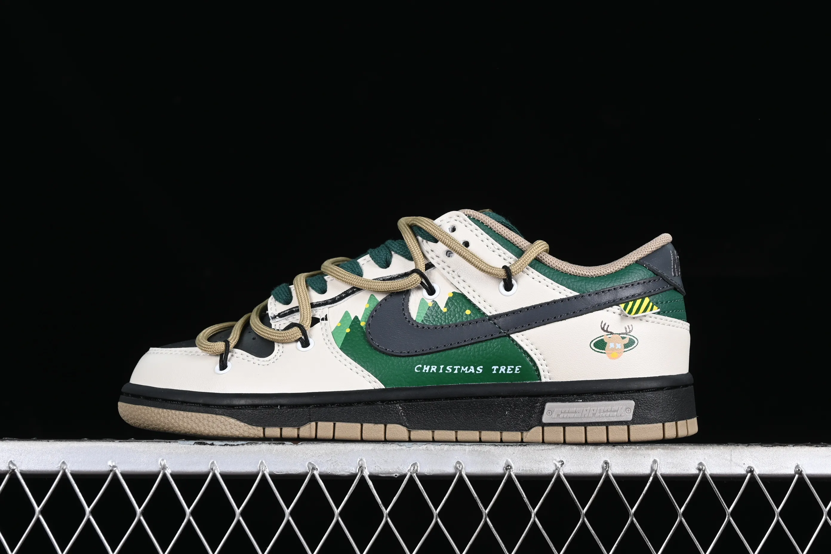 All Categories Nk SB Dunk Series Nk SB Dunk Low Low-top Sneakers Nk Dunk Low Panda Prank-Christmas Jungle Elk Brown Green SB Strappy Low-top Casual Sneakers DJ6188-200
